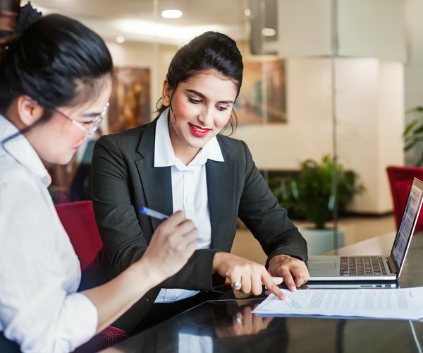 appointment-in-visa-agency-with-client.jpg